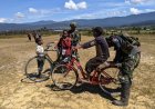 TNI Ajari Anak-Anak Kuyawage Naik Sepeda: Tawa dan Harapan di Tanah Lanny Jaya
